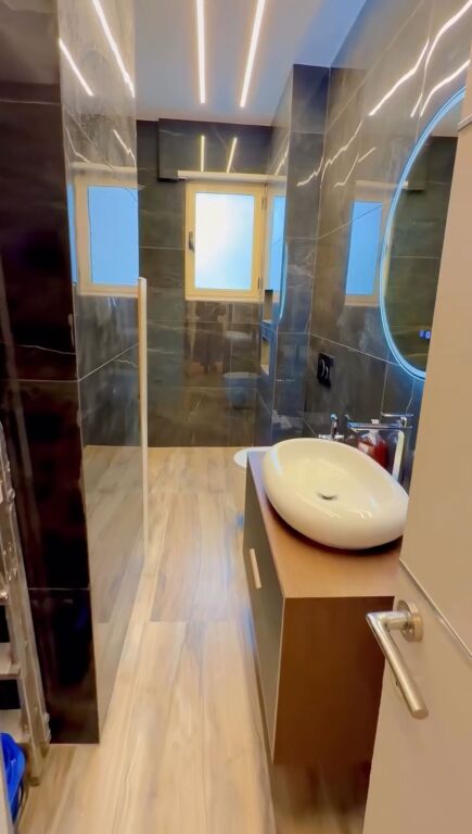 🏡 Apartament 2+1+2 + garazh me qira – Rruga Hoxha Tahsim (pranë Pazari i Ri)