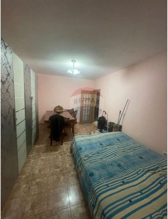 Shitet apartament 4+1 tek Irfan Tomini