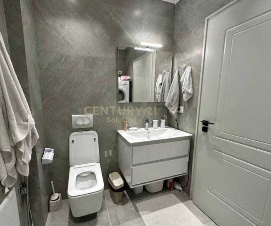 Apartament 3+1+2 me verandë për shitje