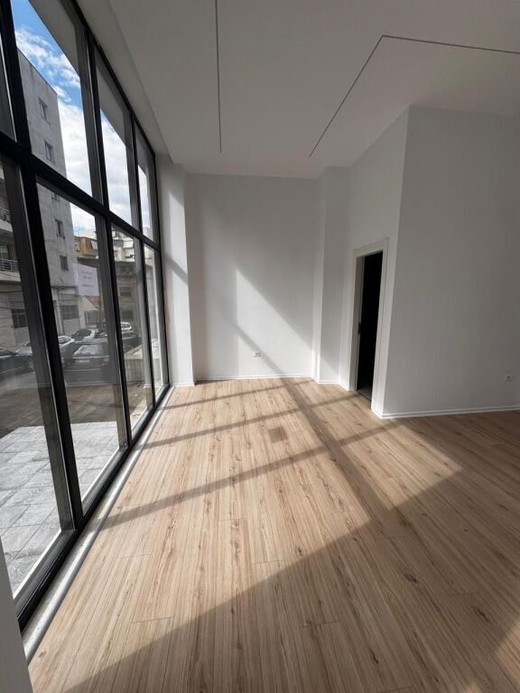 COMMERCIAL SPACE FOR RENT BY THE ROAD NEAR THE PROSECUTOR'S OFFICE OF TIRANA