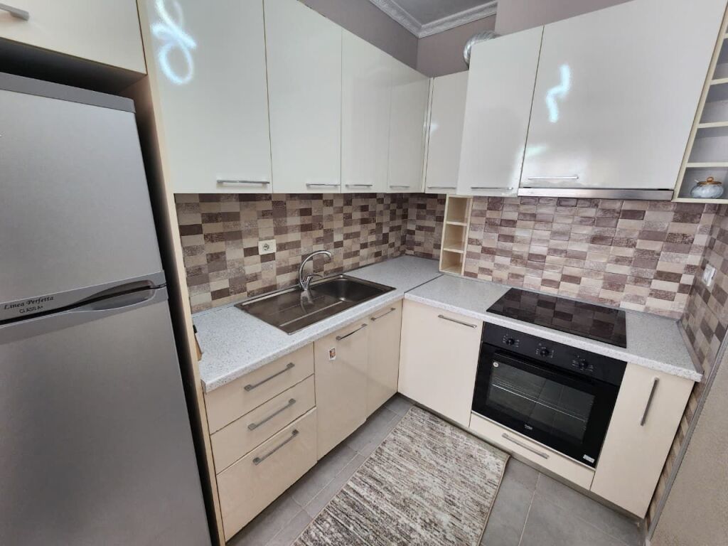 In affitto: Ultra 1+1 ( 📍Astir - Complesso Molla 🍏Vicino al Viale Migjeni) Con molta luce naturale, arredamento nuovo Prezzo 45.000 Lek/mese
