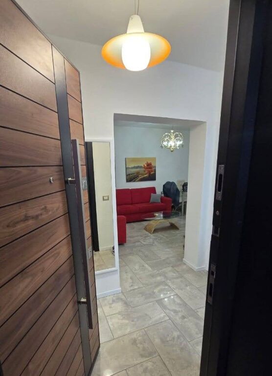 Jepet me Qira Apartament 2+1 – Përballë Medresesë !