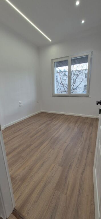 Shitet Apartament 2+1 buze rr.Bardhyl.