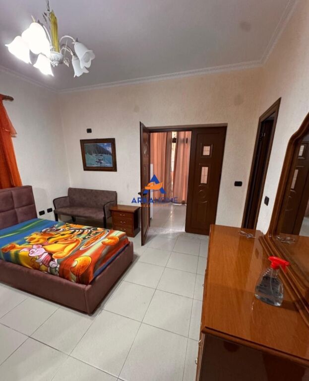 JEPET GARSONIERE ME QERA "PALLATET GRAND , RRUGA TODI SHKURTI, ALI DEM" 30000 LEKE