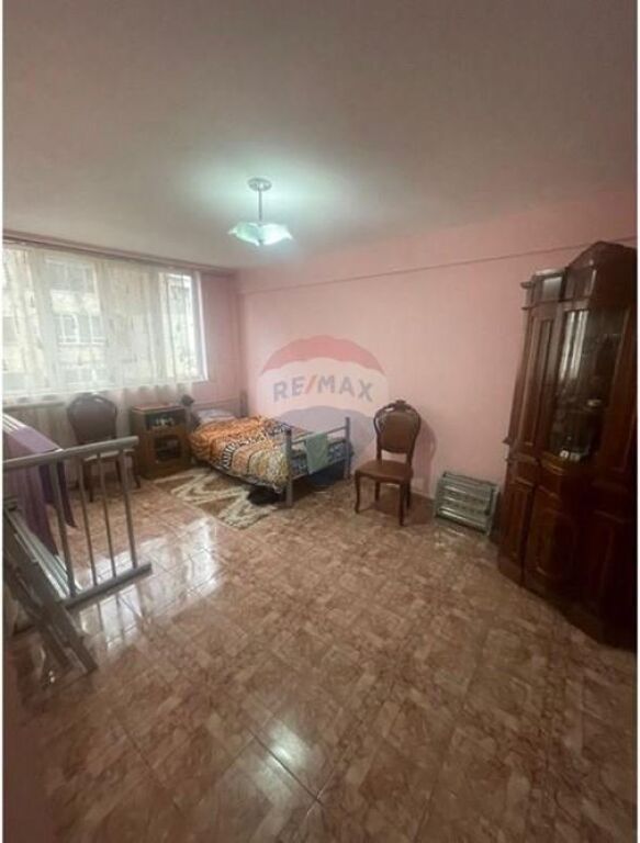 Shitet apartament 4+1 tek Irfan Tomini