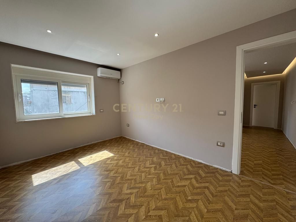 Shitet Apartament 2+1 prane Ish Urt Durres.