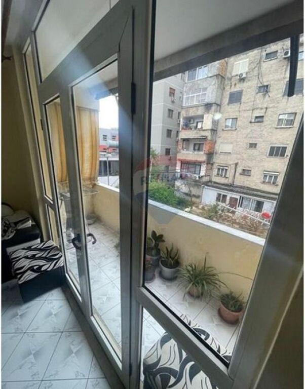 Shitet apartament 4+1 tek Irfan Tomini