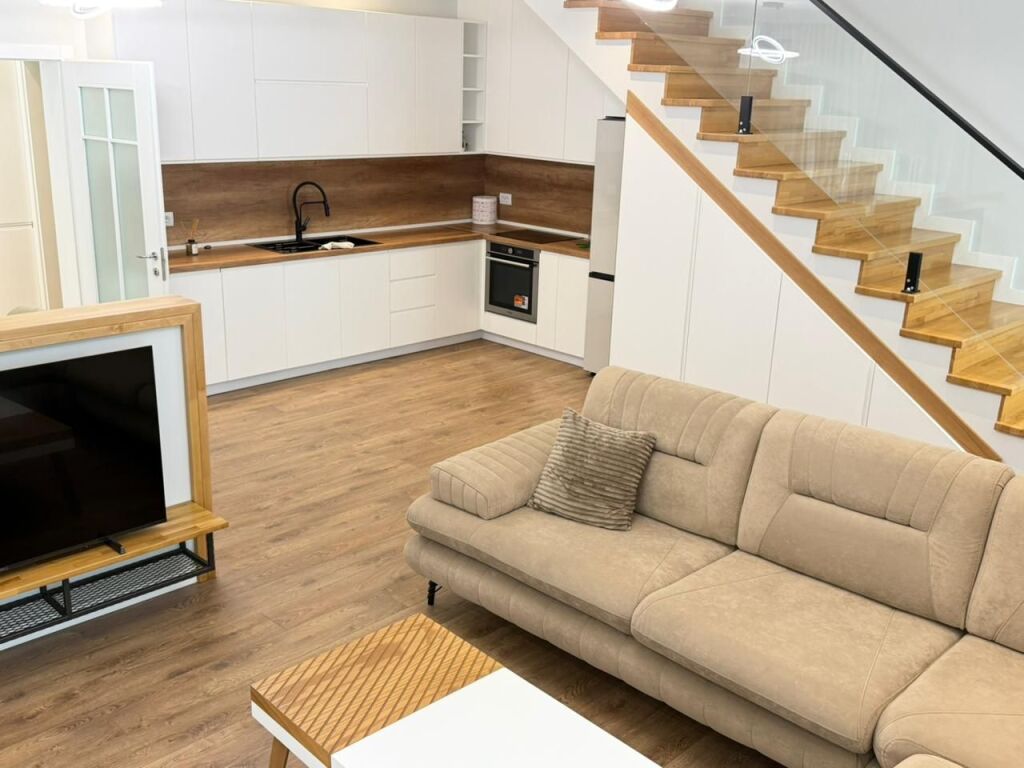 🏡 Vile me Qera 📍 Rruga Dalip Topi, Kodra e Priftit💰 Çmimi: 1000 € / muaj