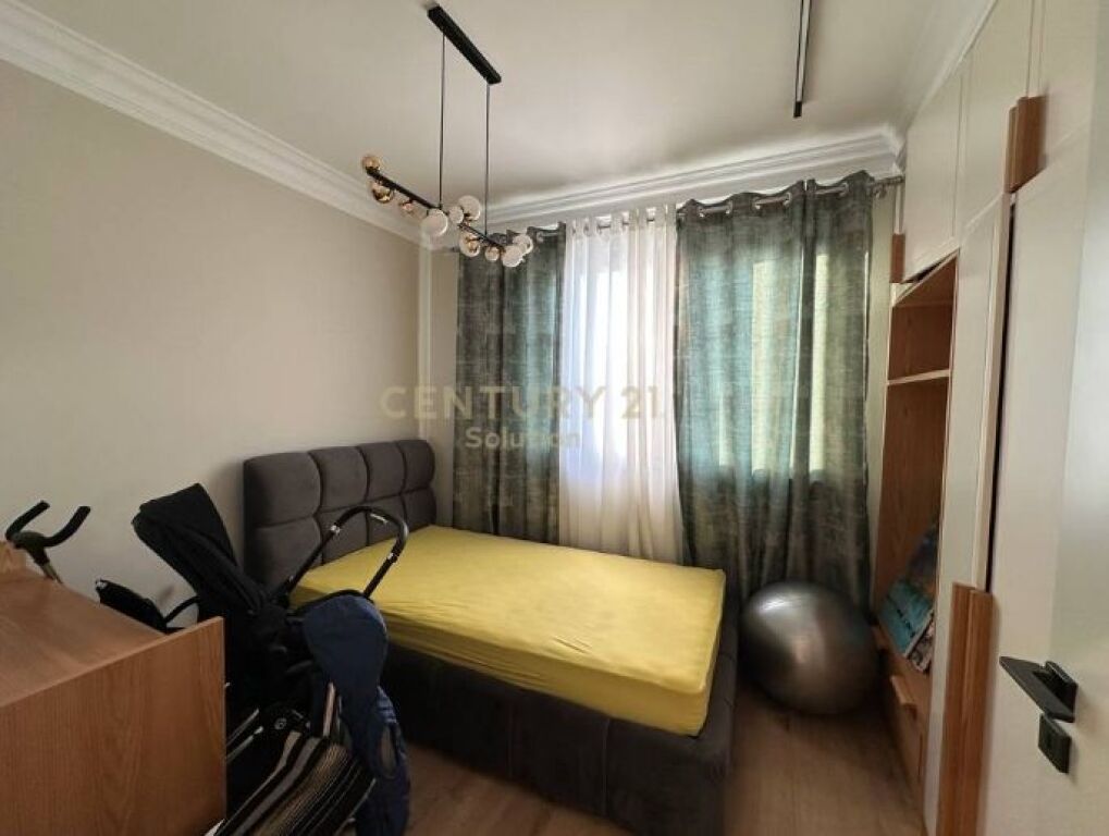 Apartament 3+1+2 me verandë për shitje