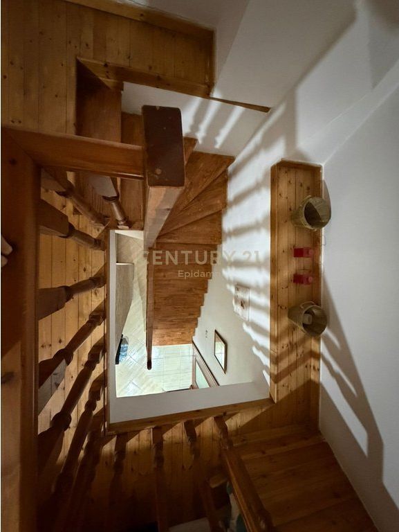 APPARTAMENTO IN VENDITA A FRESK CON VISTA SU TIRANA