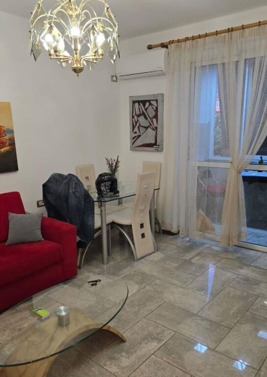 Jepet me Qira Apartament 2+1 – Përballë Medresesë !