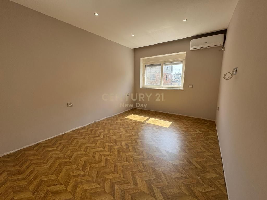 Shitet Apartament 2+1 prane Ish Urt Durres.