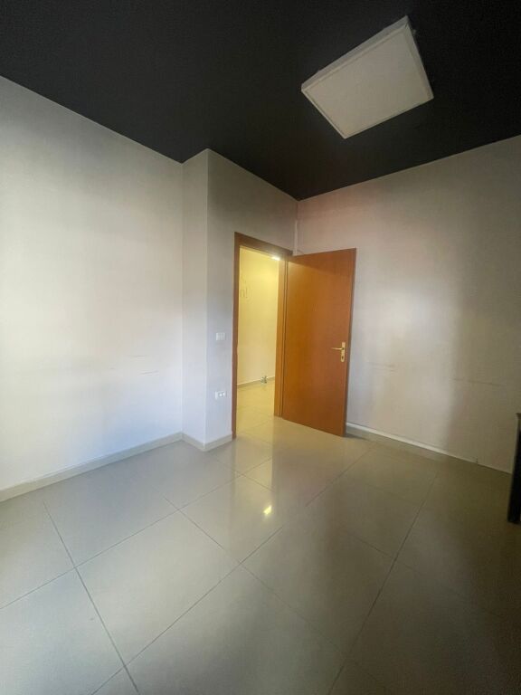 🏢Rruga e Dibres,Kompleksi Halili,jepet me qera ambient biznesi me sip 220m2 bosh 2,000Euro (Neto)