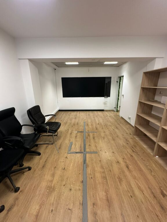 🏢 Ambient Zyre me Qira (Pjesë Vile) – Bllok, pranë Juvenilja