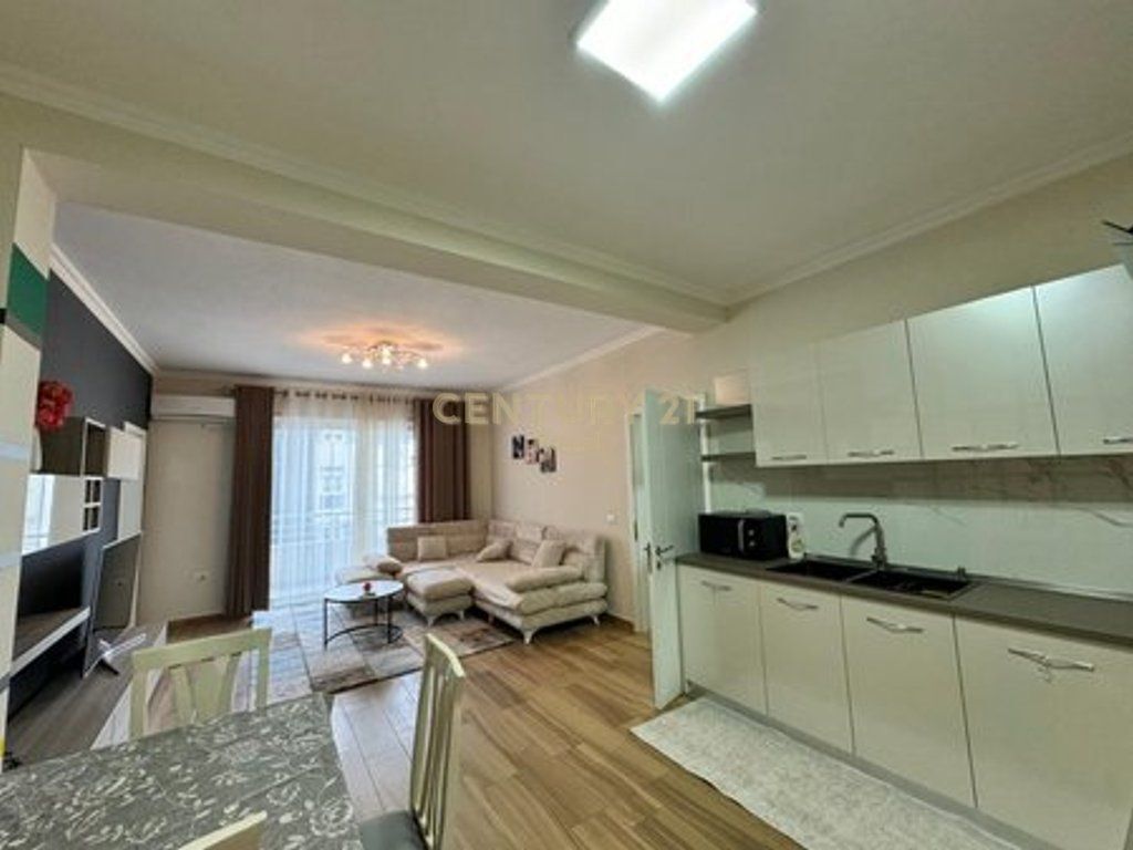 Jepet me qera apartament 2+1 ne kinostudio ne nje kompleks te ri 700 € /Muaj Sip. Totale  100m2