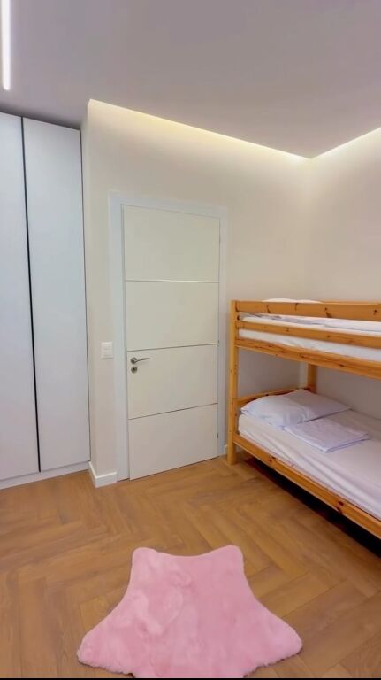 🏡 Apartament 2+1+2 + garazh me qira – Rruga Hoxha Tahsim (pranë Pazari i Ri)