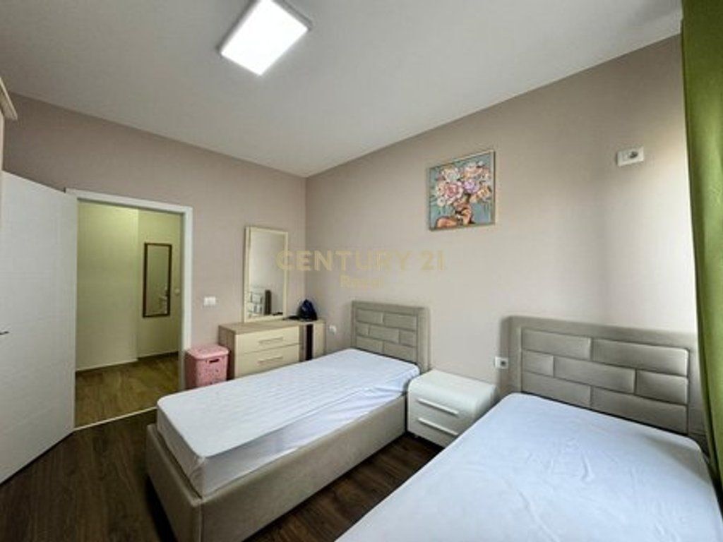 Jepet me qera apartament 2+1 ne kinostudio ne nje kompleks te ri 700 € /Muaj Sip. Totale  100m2
