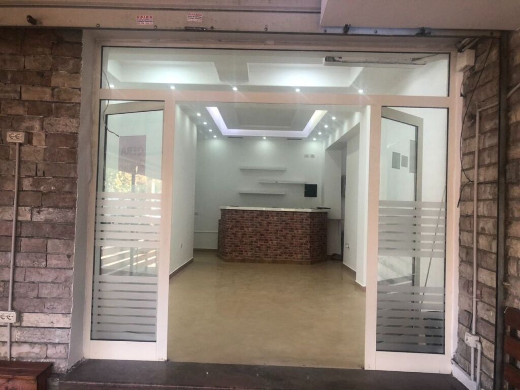 NEGOZIO IN AFFITTO A BRRYLI 1000 EURO