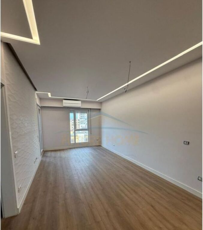 hitet, Apartament 2+1 +2 ballkone Shkolla e Kuqe