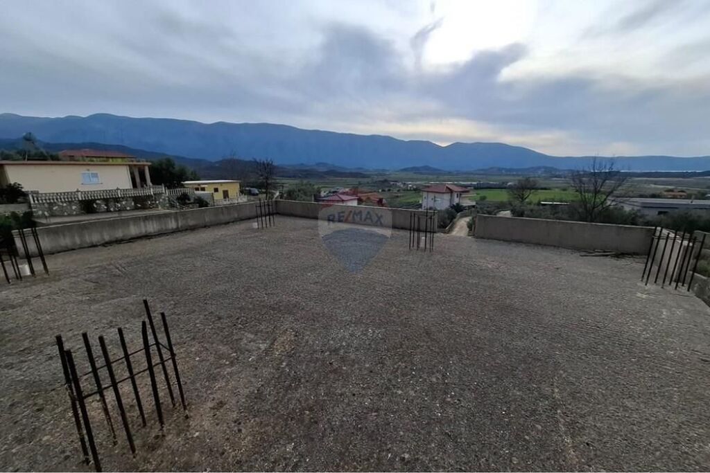 Shtepi 2 kateshe ne shitje , Tragjas