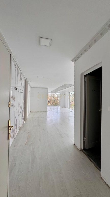 Jepet ambient komercial buze rruge prane 21 Dhjetorit! 1,050 € /Muaj Sip. Totale  72m2