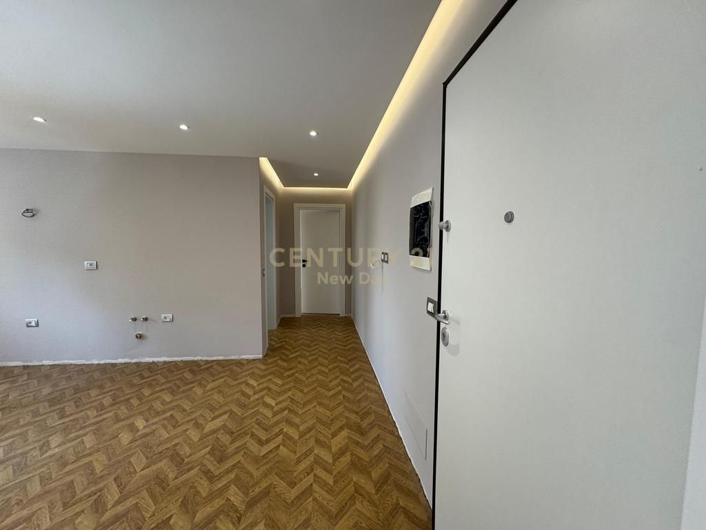 Shitet Apartament 2+1 prane Ish Urt Durres.