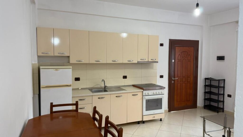 Apartament 1+1 me Qira – pranë Usluga | Stacioni i Trenit