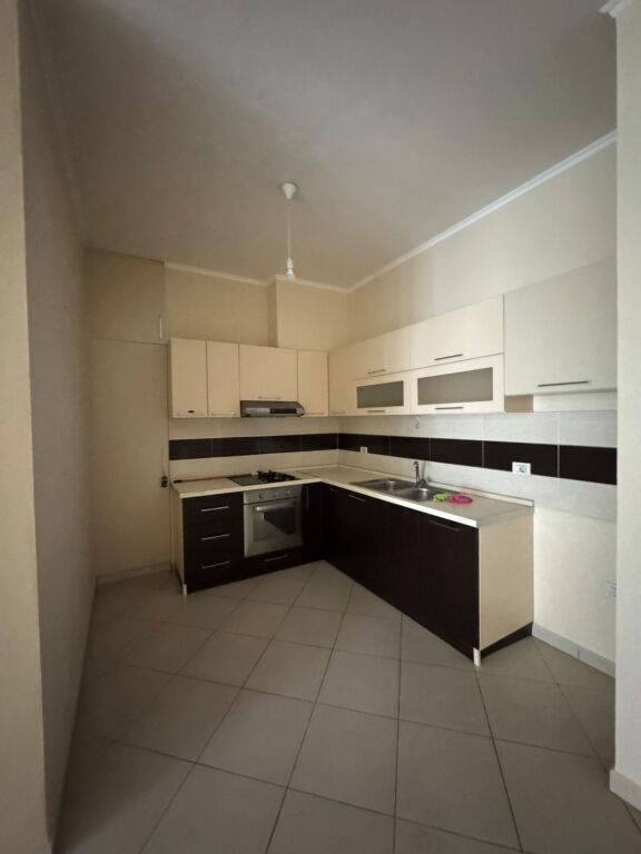 Shitet apartament 1+1