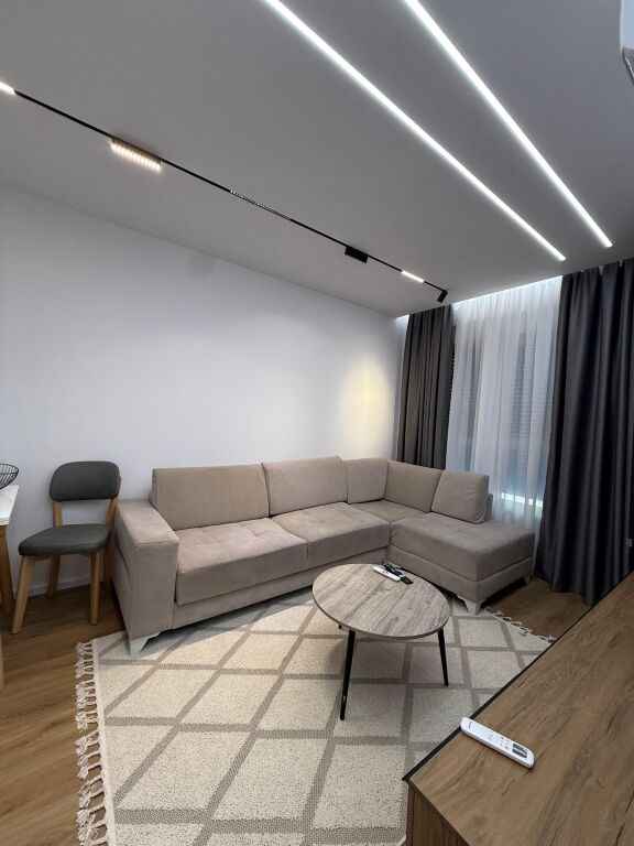 🏠AFFITTASI Appartamento 2+1+Posto Auto 📍Ali Dem, Residenza Kadiu 🏢7° piano, palazzo nuovo con 2 ascensori 🛋L'ingresso è arredato 💶 Prezzo: 60.000 Leke/mese