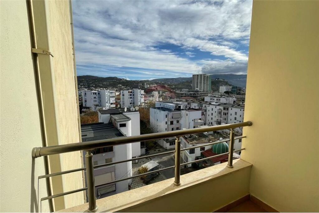 Apartament me qera , Rruga e Re