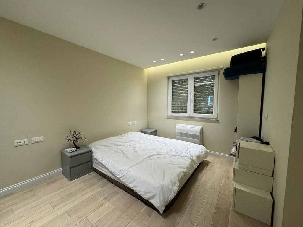 APARTAMENT PER SHITJE TEK VILA L !