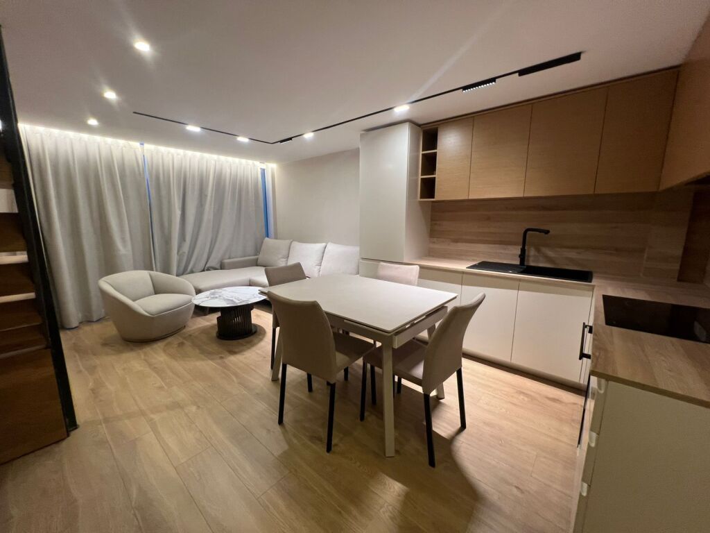 Prane Pallatit me Shigjeta, jepet me qera apartament 1+1 (Duplex)