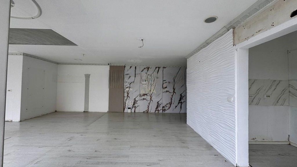 Jepet ambient komercial buze rruge prane 21 Dhjetorit!