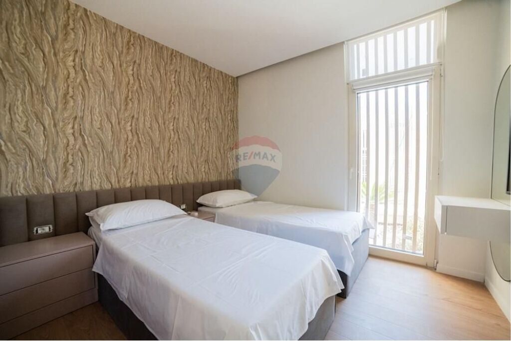 Vile me pishine ne shitje , Green Coast 1