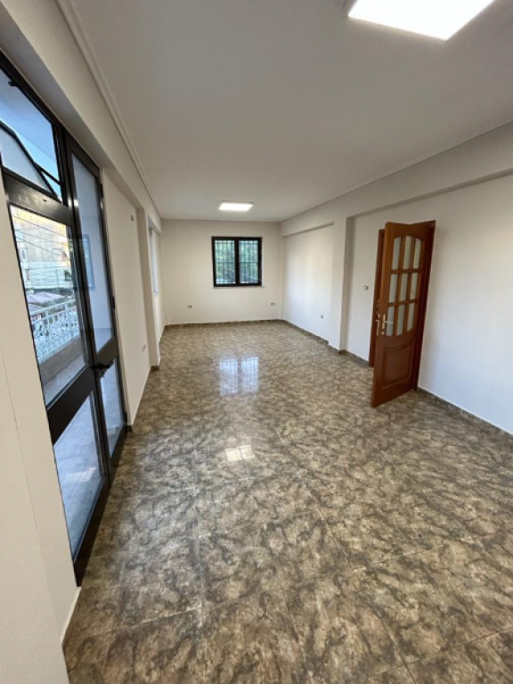 🏢 Ambient Zyre me Qira – Pranë Pazarit të Ri