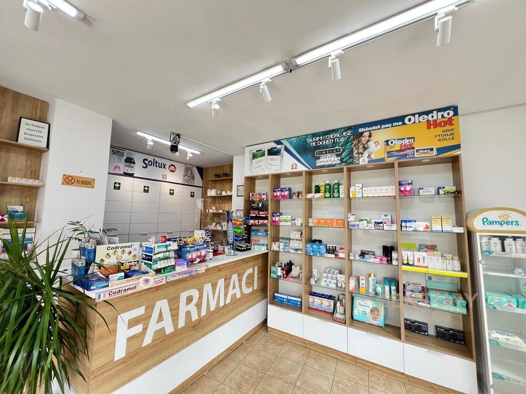 Shitet biznes "Farmaci" tek Komuna e Parisit.