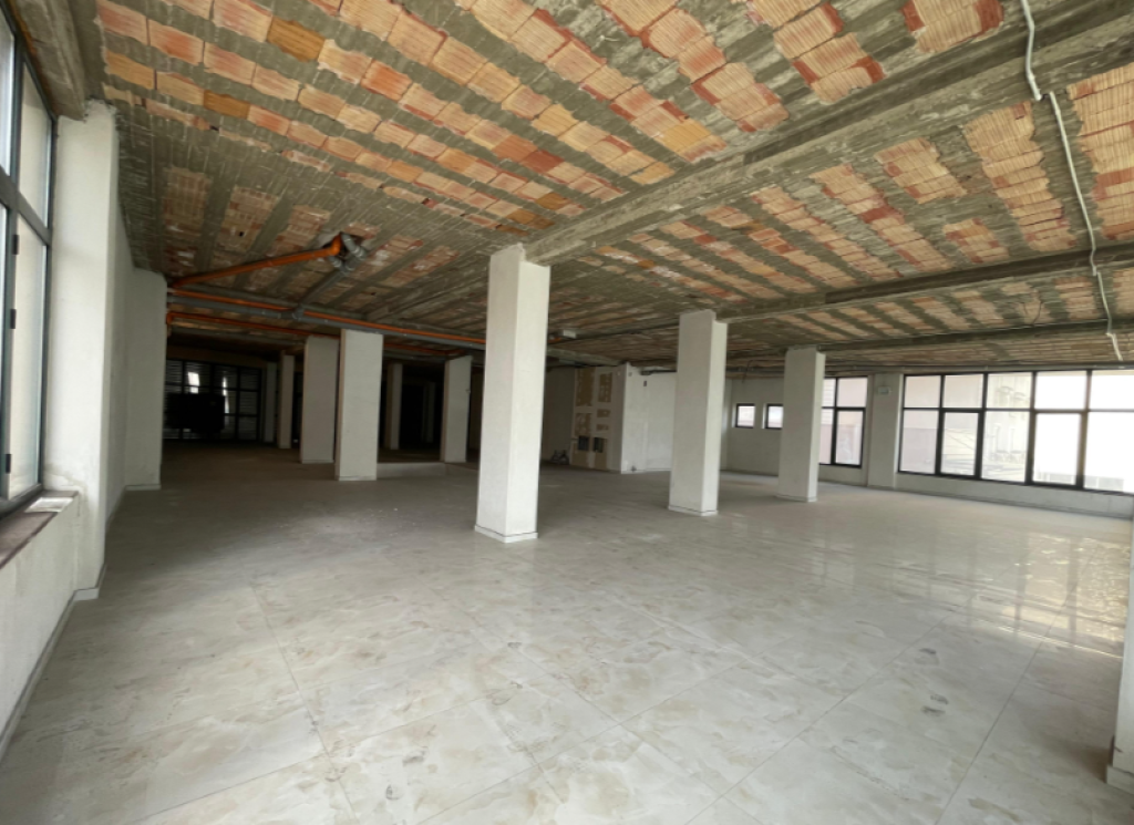 🏢 Ambient Komercial me Qera – Tek Mbikalimi i Komunës