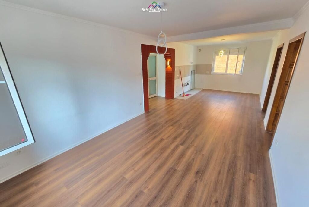 Zyre Me Qera 3+1 tek Ish Ekspozita (ID BZ2890) Tirane