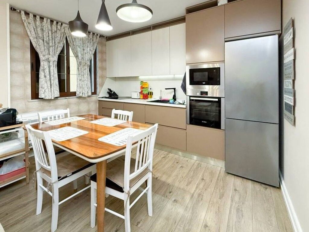 In vendita, villa su 4 piani, Scuola Rossa, Tirana.