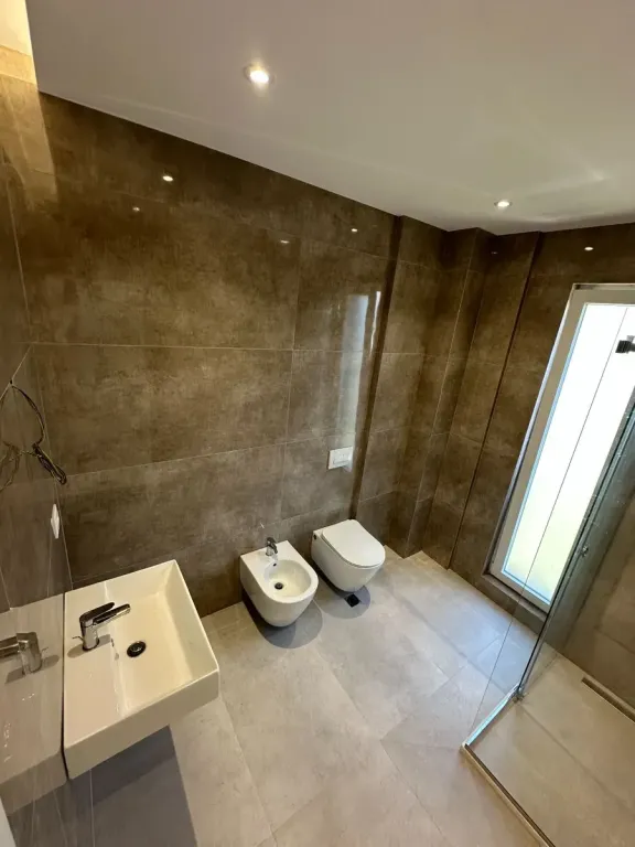 VILLA SU 4 PIANI CON CORTILE IN AFFITTO PRESSO IL COMPLESSO VICINO A TEG