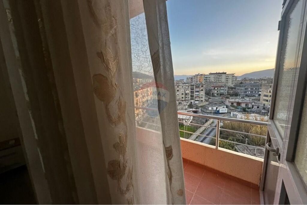 Apartament 2+1+2 me qera , prane Conad