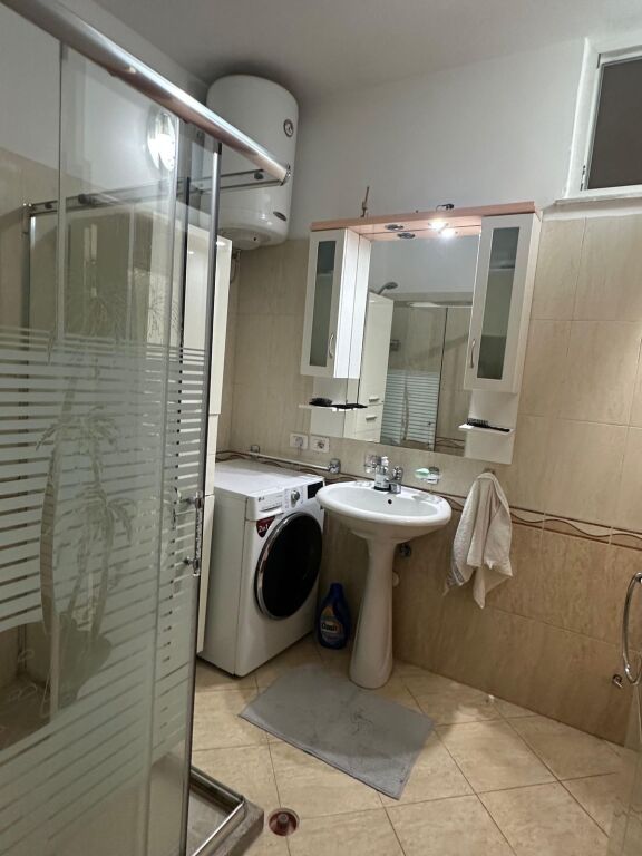 Jepet apartament me qera 1+1