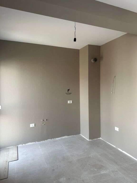 ZYRE ME QERA 70M2 RRUGA E DIBRES 48.000 LEKE FH-65842