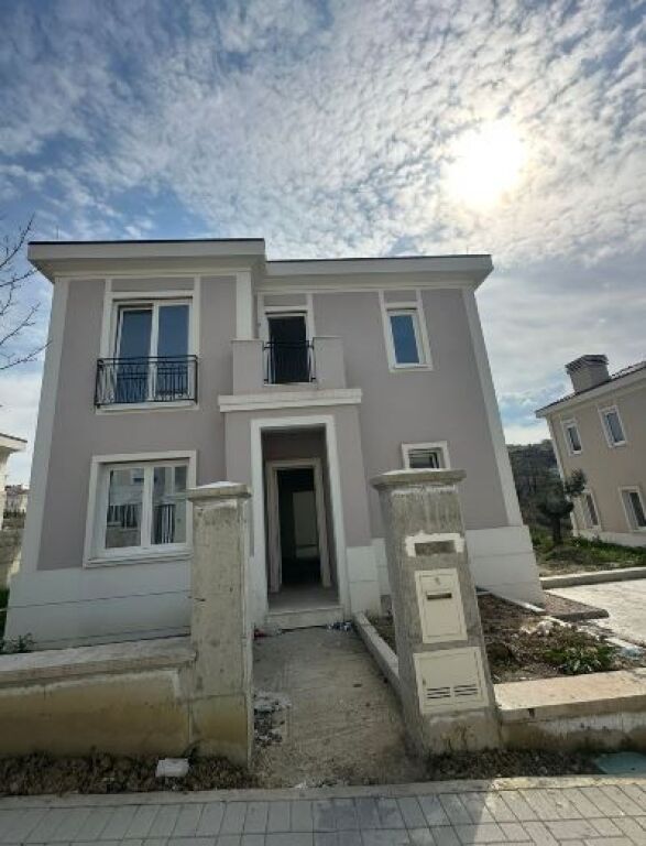 📌Luxurious 3-Storey Villa for Sale – Collina Verde (near TEG)