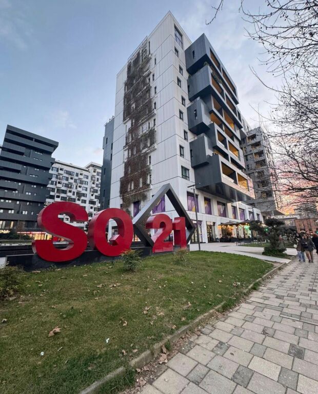 Locale commerciale in affitto a square21, Rrg e Kavajes