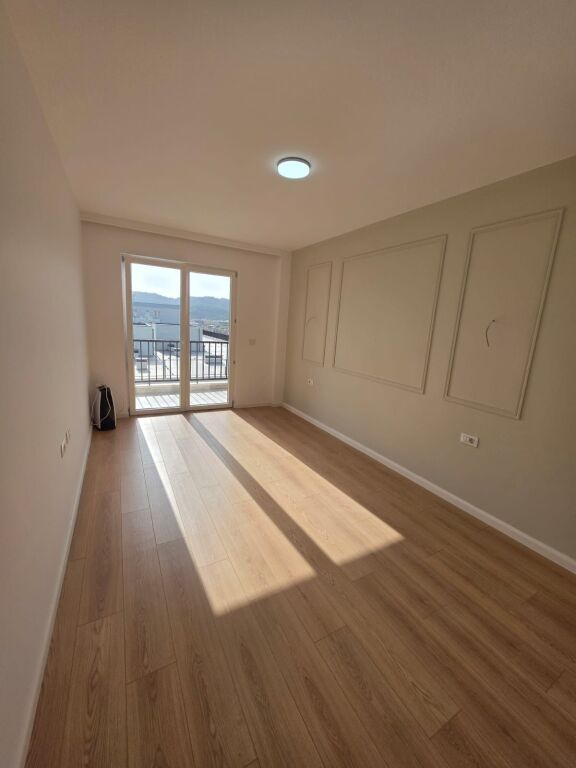 Jepet me qira 2+1 bosh + parkim KOMBINAT 40.000 leke