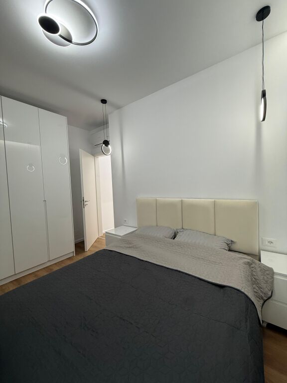 🏠AFFITTASI Appartamento 2+1+Posto Auto 📍Ali Dem, Residenza Kadiu 🏢7° piano, palazzo nuovo con 2 ascensori 🛋L'ingresso è arredato 💶 Prezzo: 60.000 Leke/mese