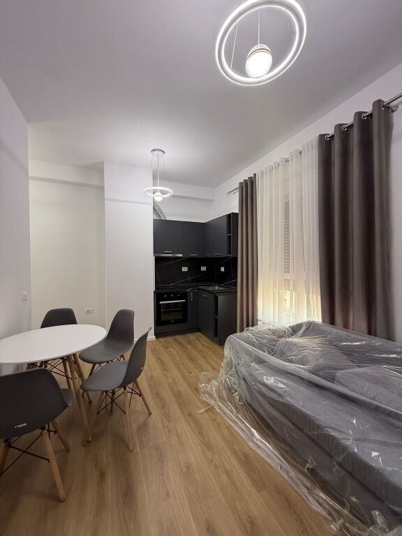 Apartament 1+1+bllk me qira 📍Rezidenca Kadiu, Ali Dem   🏢Kati i 7, me ashensor 🛋️ Mobilim i ri dhe modern 💶 Çmimi: 500€