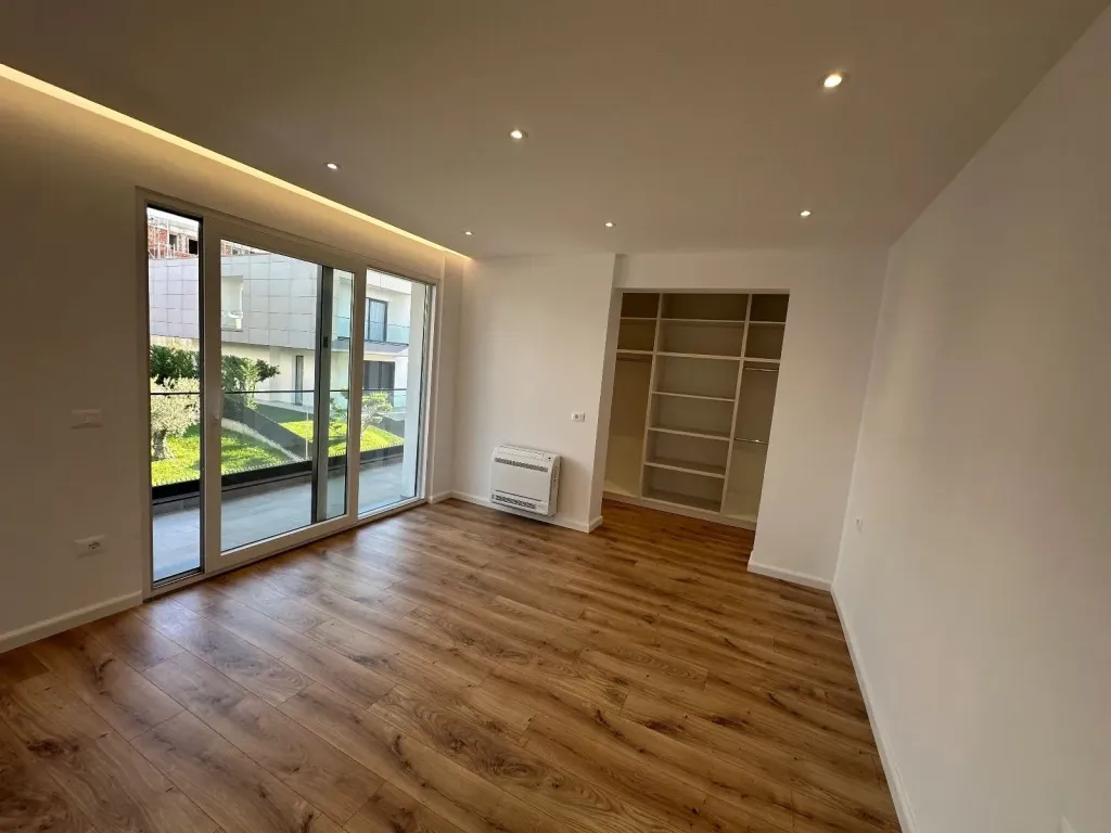 VILLA SU 4 PIANI CON CORTILE IN AFFITTO PRESSO IL COMPLESSO VICINO A TEG