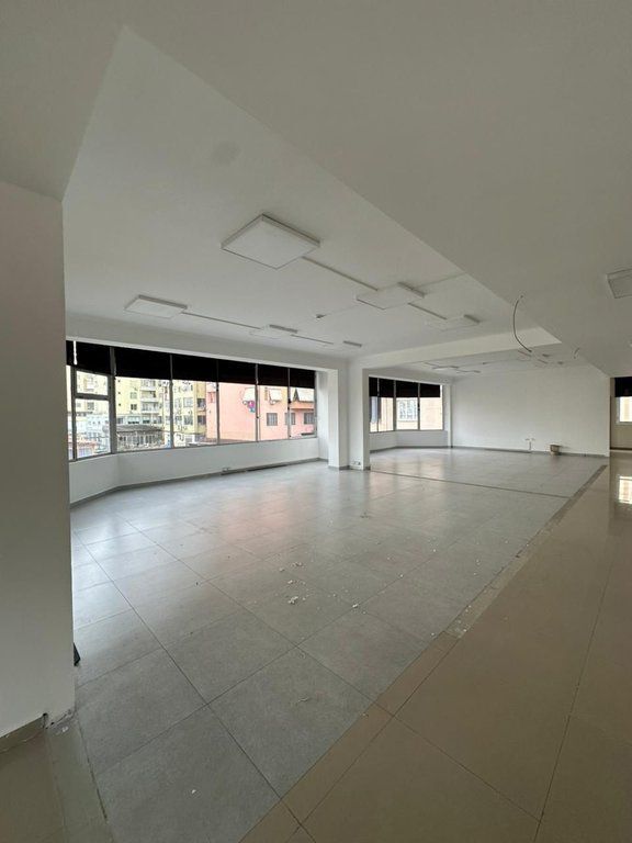 Si offre in affitto un edificio commerciale di 4 piani